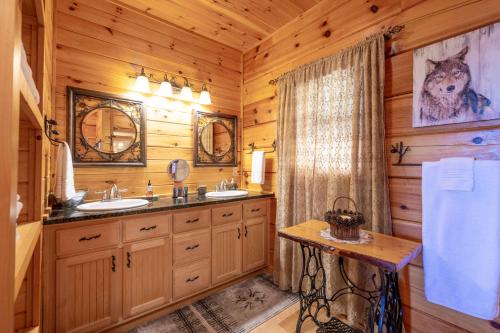 un bagno con due lavandini e due specchi di Outlaw Mountain Lodge Fire Pit and Panoramic Views! a Brasstown