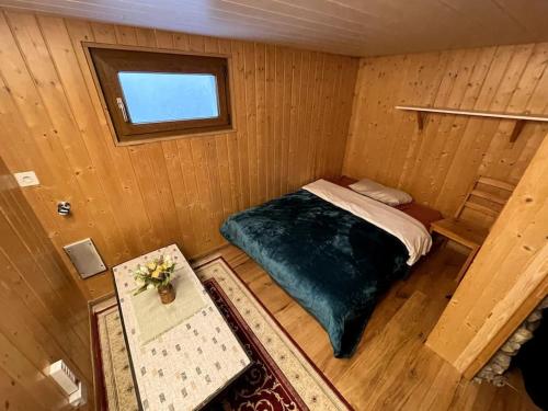 Cette petite chambre comprend un lit et une fenêtre. dans l'établissement Joli Appartement paisible, 