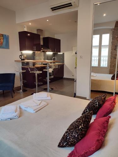 - un salon avec un canapé et des oreillers au sol dans l'établissement Studio de 25m2 - Extra centre - À 5 min à pied des plages - Commerces et restaurants sur place - Clim - Wifi - EXCEPTIONNEL, à Ajaccio