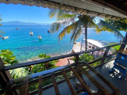 Vom Balkon eines Resorts genießen Sie Meerblick. in der Unterkunft Saracura in Praia de Araçatiba