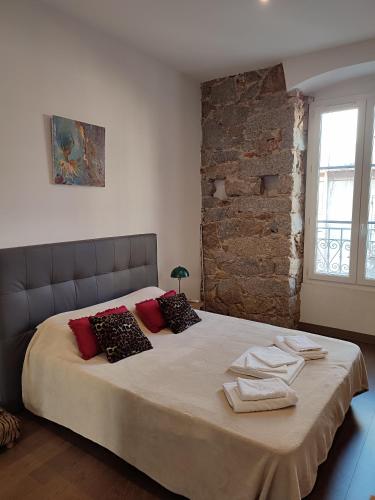 une chambre avec un grand lit avec des serviettes dessus dans l'établissement Studio de 25m2 - Extra centre - À 5 min à pied des plages - Commerces et restaurants sur place - Clim - Wifi - EXCEPTIONNEL, à Ajaccio