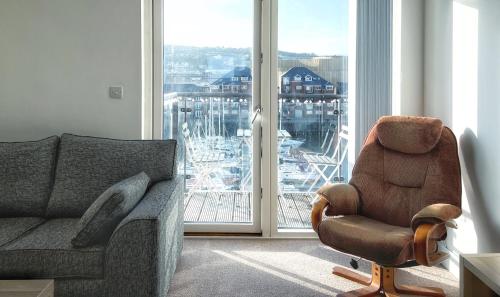 Posezení v ubytování Elegant and Bright Seaside APT in Swansea Marina