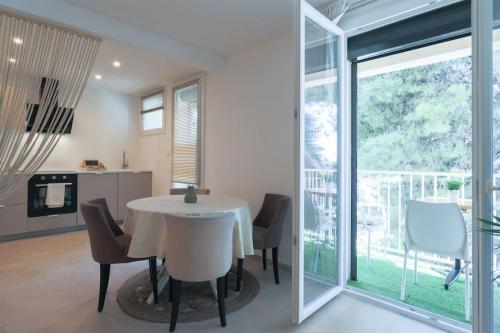 une salle à manger avec une table et des chaises blanches dans l'établissement Chez mimi a 5mn de la mer !, à Marseille