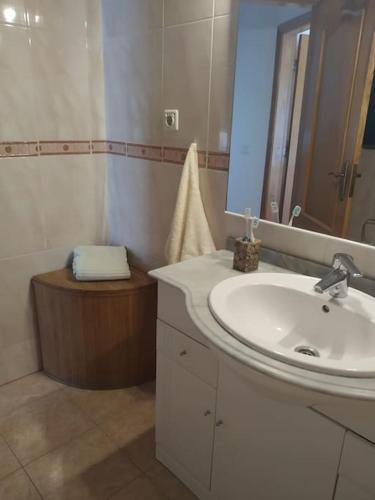 a bathroom with a sink and a mirror at Apartamento em Fuseta - Casa da Praia in Fuzeta