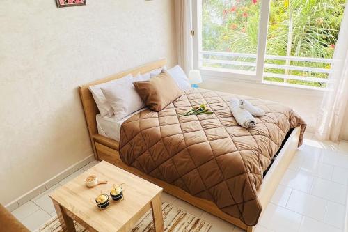 a bedroom with a bed with a table and a window at Studio de charme rénové - Fibre- Centre Rabat in Rabat