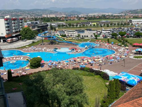 un gran parque acuático con varias piscinas y sombrillas en River Walk Sarajevo 608, en Sarajevo