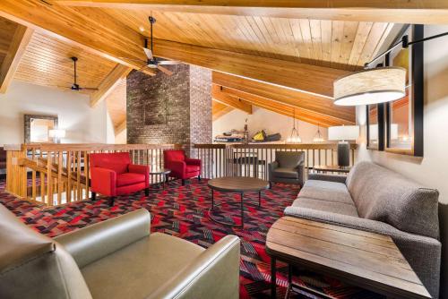 a lobby with couches and chairs and a bar at Best Western Derby Inn in Eagle River