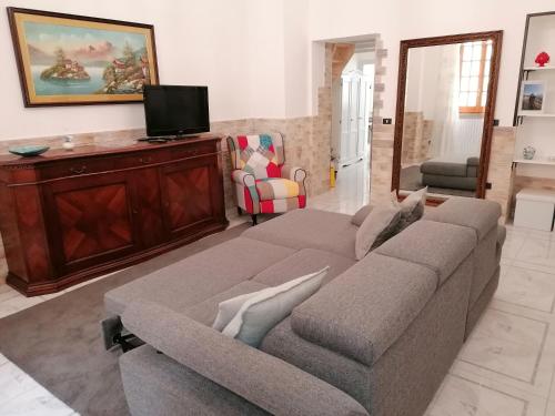 un soggiorno con divano e TV di Centro Storico MARE FUORI a Brindisi