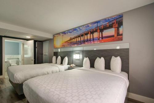 Ένα ή περισσότερα κρεβάτια σε δωμάτιο στο Clarion Pointe Tampa-Brandon Near Fairgrounds and Casino