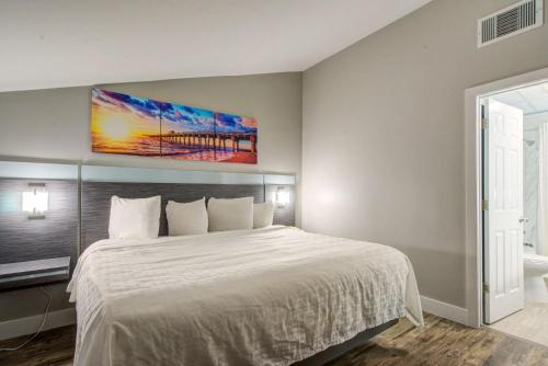 Ένα ή περισσότερα κρεβάτια σε δωμάτιο στο Clarion Pointe Tampa-Brandon Near Fairgrounds and Casino