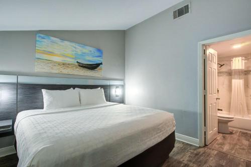 Ένα ή περισσότερα κρεβάτια σε δωμάτιο στο Clarion Pointe Tampa-Brandon Near Fairgrounds and Casino