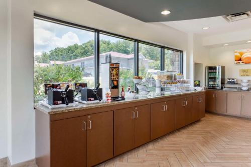 a restaurant with a counter with a large window at Comfort Suites Kodak Sevierville in Kodak