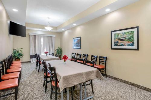 Μια τηλεόραση ή/και κέντρο ψυχαγωγίας στο Comfort Inn & Suites La Grange - Louisville Area