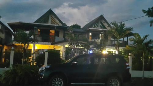 辛加東卡的住宿－Seaside Villa，夜间停在房子前面的汽车