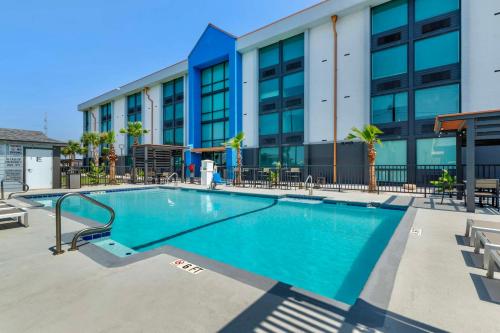 uma piscina em frente a um edifício em Best Western Corpus Christi Airport Hotel em Corpus Christi