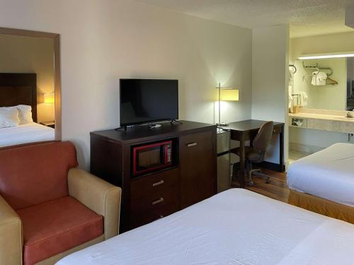 une chambre d'hôtel avec 2 lits et une télévision dans l'établissement Motel 6 Fancy Gap VA, à Fancy Gap