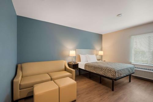 Säng eller sängar i ett rum på WoodSpring Suites Bellflower - Los Angeles