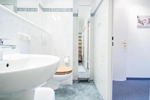 ヴェスターラントにあるApp-Rimmler-Suedstrandperleの白いバスルーム(洗面台、トイレ付)
