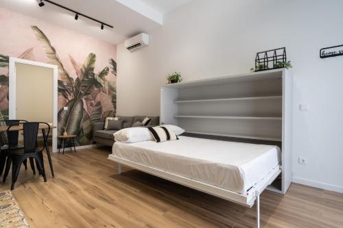 ein Schlafzimmer mit einem großen Bett und einem Sofa in der Unterkunft Beach Apartments Valencia in Valencia