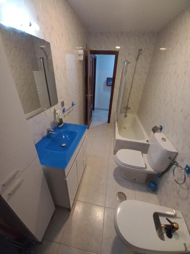 ein Badezimmer mit einem Waschbecken, einem WC und einer Badewanne in der Unterkunft Meda hogar in Caldas de Reis