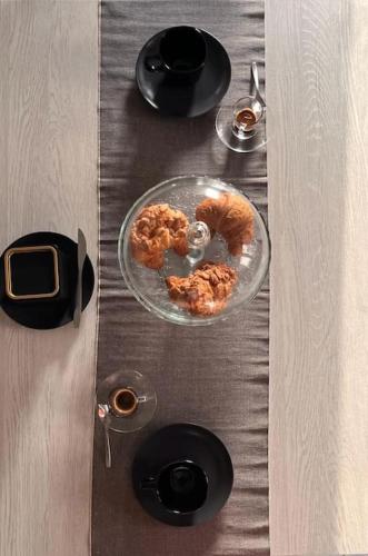 une table avec une plaque de verre de nourriture dans l'établissement Fairytale Home, à Agropoli