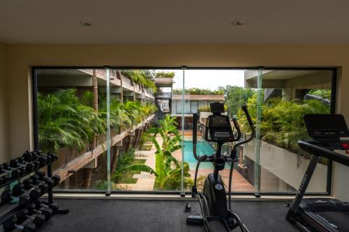 Zimmer mit einem Fitnessraum und Poolblick in der Unterkunft Xamira Tulum Luxury Condo in Tulum