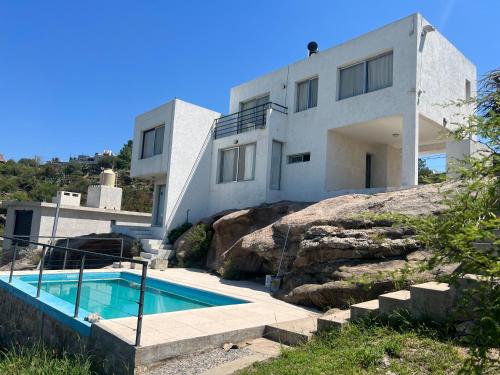 uma casa numa colina com piscina em Duplex en plena montaña em Villa Carlos Paz