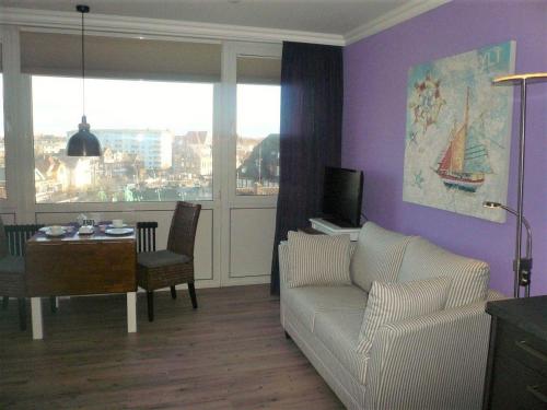 uma sala de estar com um sofá e uma mesa em App-Meinecke-29-O em Westerland