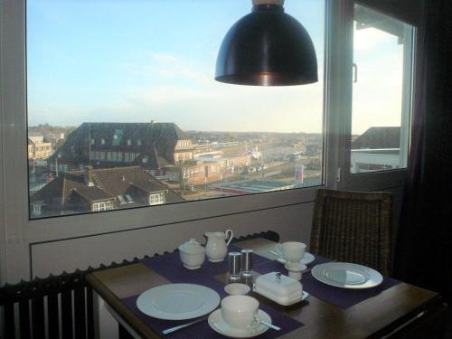 uma mesa com vista para uma cidade a partir de uma janela em App-Meinecke-29-O em Westerland