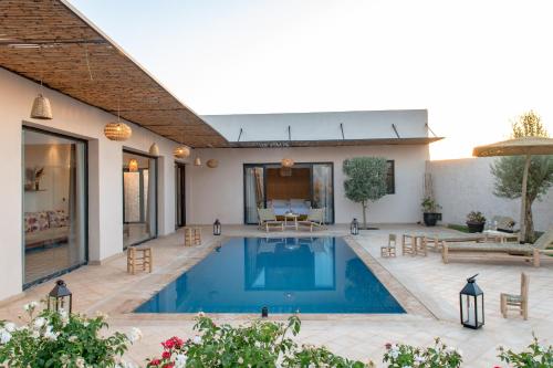 una casa con piscina e patio di ATLAS BOUSKIOD a Tizfrit