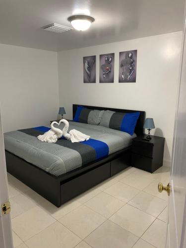 Ліжко або ліжка в номері Make yourself at home 1BR -1BA suite near airport