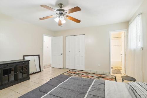 een slaapkamer met een plafondventilator en een kast bij Snellville Getaway about 8 Mi to Stone Mountain Park! in Snellville