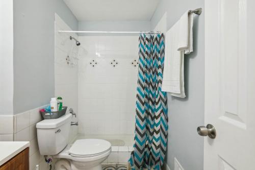 een badkamer met toilet en douche bij Snellville Getaway about 8 Mi to Stone Mountain Park! in Snellville