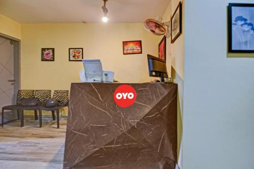 un panneau sur un mur dans une pièce dans l'établissement OYO Flagship 81479 Hotel The Stay Within, à Rānchī