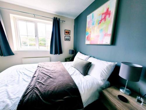1 dormitorio con cama y ventana en Modern 2 bed House, free parking, central location, en Bristol