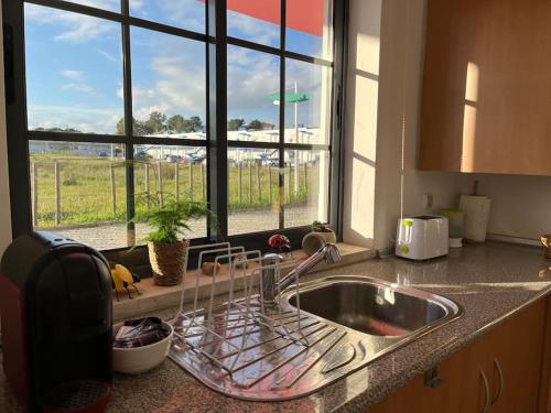 encimera de cocina con fregadero y ventana en Nice Resort Studio Holidays Family in Palmela, en Quinta do Anjo
