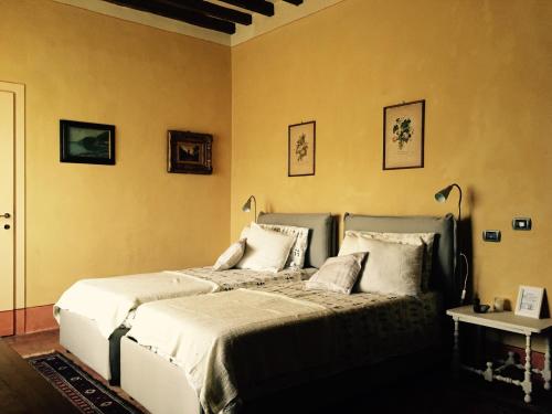 a bedroom with a large bed with two lamps at B&b Villa Partitore in Quartazzola
