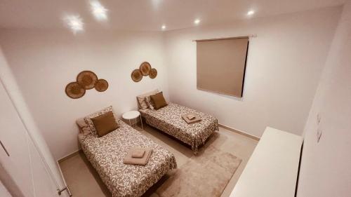 um quarto com duas cadeiras e um espelho em Casa Relax em Playa Blanca