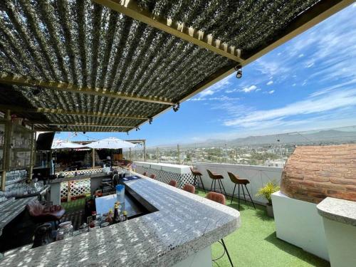un patio en la azotea con un bar con vistas en Deluxe Loft with TOP amenities en Cabo San Lucas