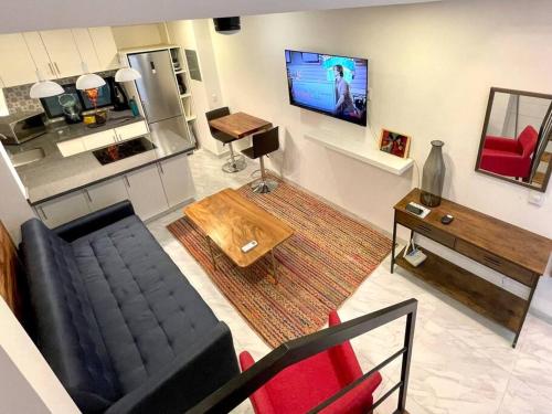 sala de estar con sofá y TV en Deluxe Loft with TOP amenities en Cabo San Lucas