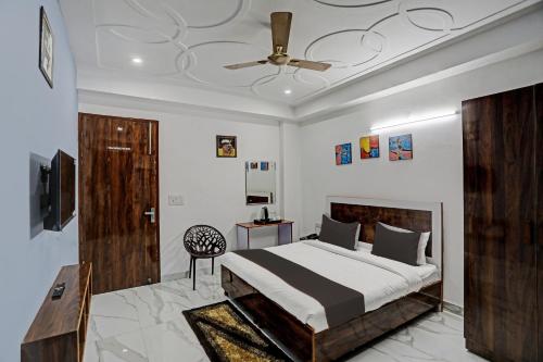 1 dormitorio con 1 cama y ventilador de techo en Collection O Kanchan Heritage en Gurgaon