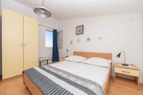 ein Schlafzimmer mit einem großen Bett und einem Fenster in der Unterkunft Apartments with a parking space Tucepi, Makarska - 6856 in Tučepi