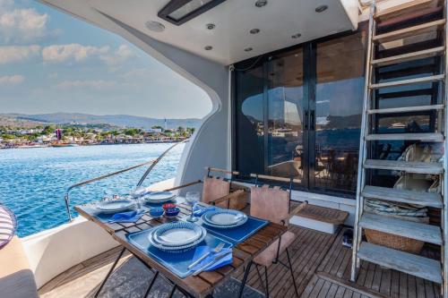博德魯姆的住宿－Azul Yachting，船上的桌子