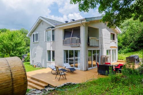 een huis met een terras en een patio bij Chalet Mozart in Saint Adolphe D'Howard