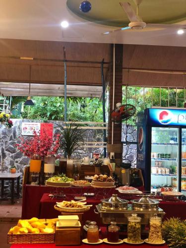 フーコックにあるバンガロー マイ プオン ビンのさまざまな種類の食べ物が並ぶビュッフェライン