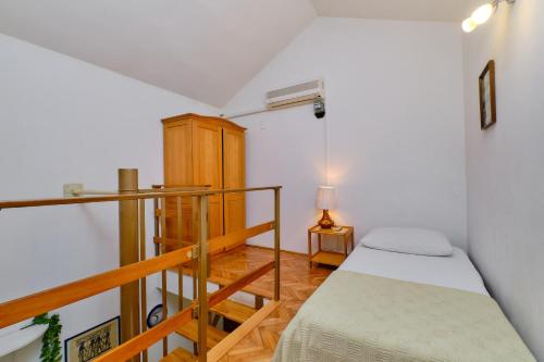Postel nebo postele na pokoji v ubytování Apartments by the sea Artatore, Losinj - 2509