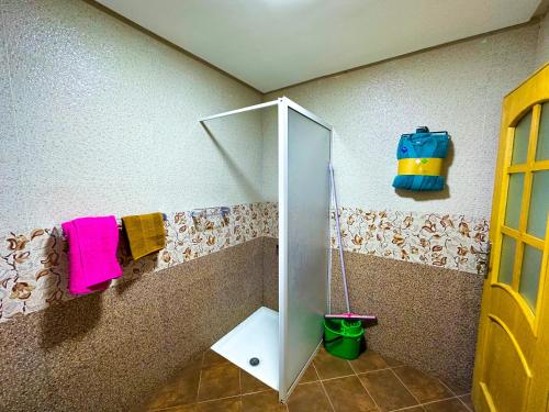 La salle de bains est pourvue d'une douche avec une porte en verre. dans l'établissement Residence Al Kasaba - Spacious apartment with swimming pool and direct access to sea, à Oued Laou