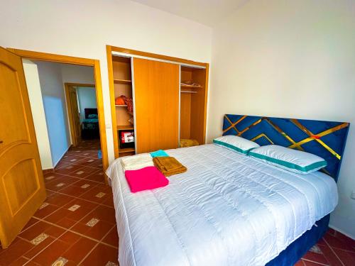 - une chambre avec un lit et une serviette rouge dans l'établissement Residence Al Kasaba - Spacious apartment with swimming pool and direct access to sea, à Oued Laou