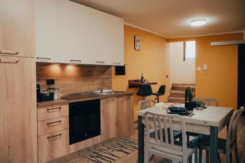 una cucina con tavolo e una sala da pranzo di Casa Calandri - Appartamento con Terrazza - Free Wi-Fi a Margarita