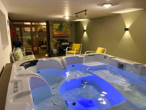 a jacuzzi tub in a room at MANSION BR VILLA Piscina, Jacuzzi, 6 min de Provenza in Medellín